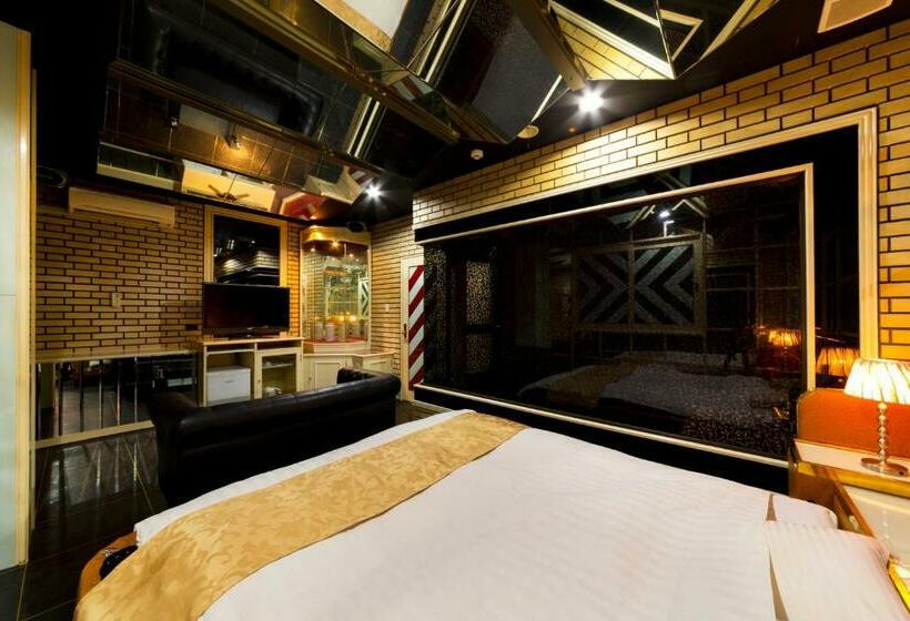 جناح جونيور, Abnormal