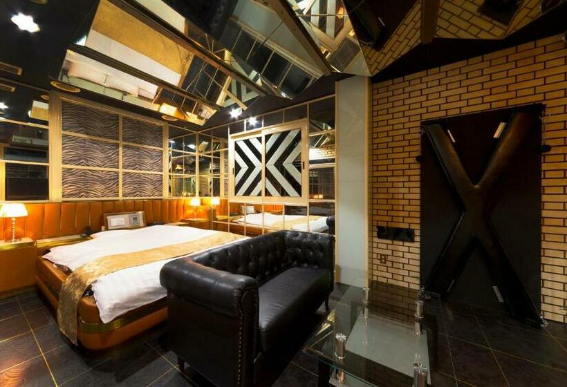 جناح جونيور, Abnormal