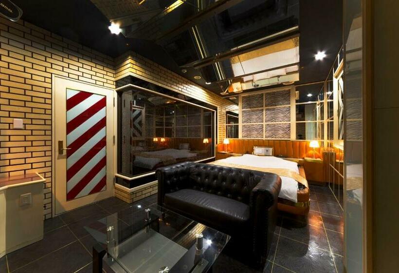 جناح جونيور, Abnormal