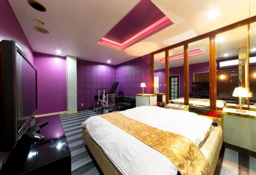 جناح جونيور, Abnormal