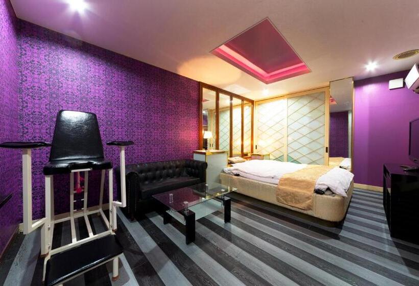 جناح جونيور, Abnormal