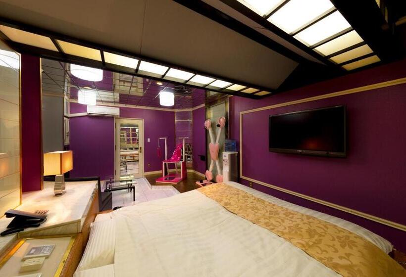 جناح جونيور, Abnormal