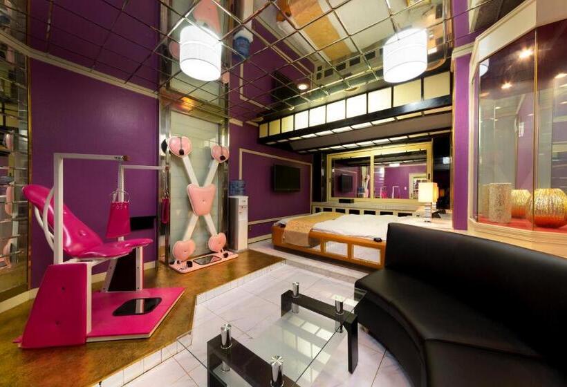 جناح جونيور, Abnormal