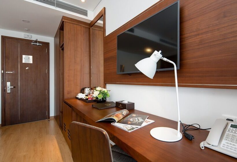 اتاق اجرایی سه نفره, Val Soleil