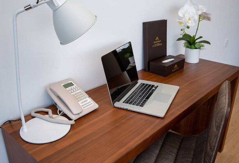 اتاق اجرایی سه نفره, Val Soleil