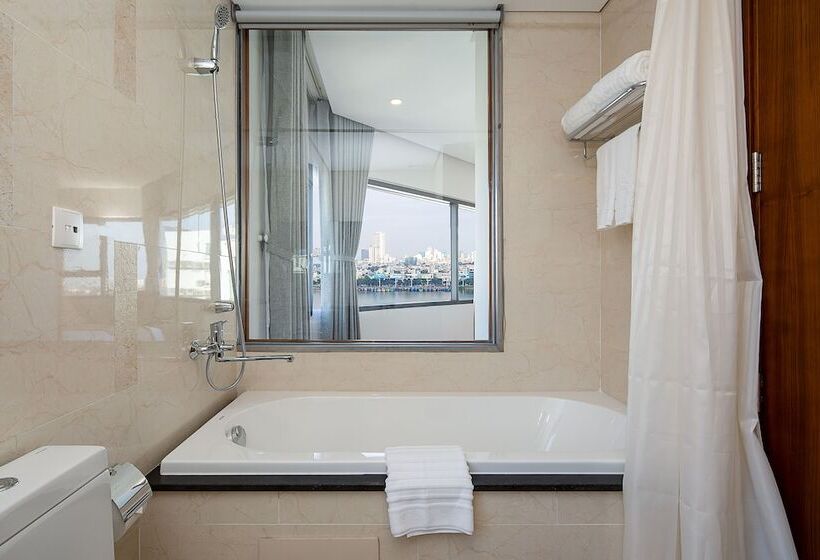 اتاق خانوادگی, Val Soleil