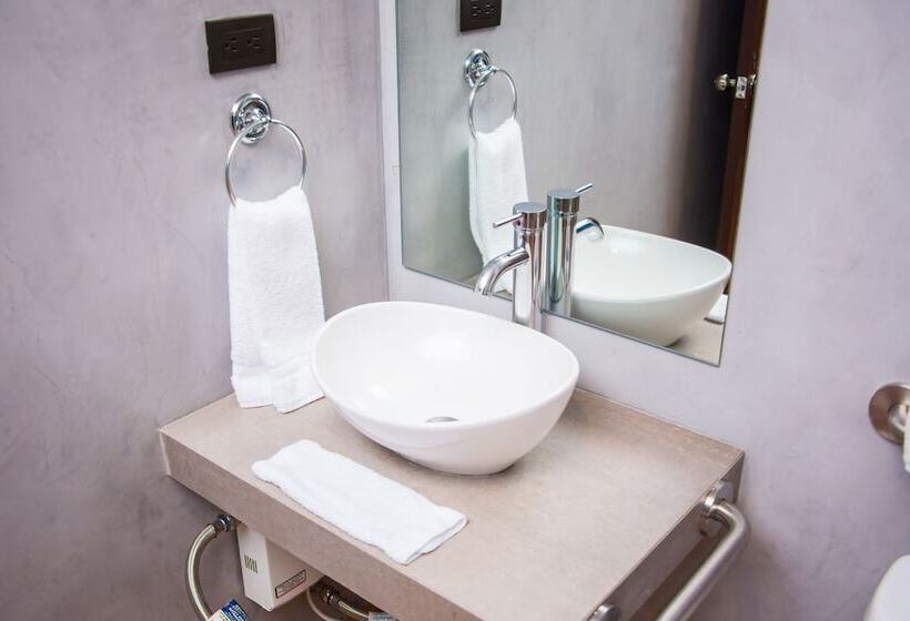 חדר סטנדרט לשלושה, Citlalli