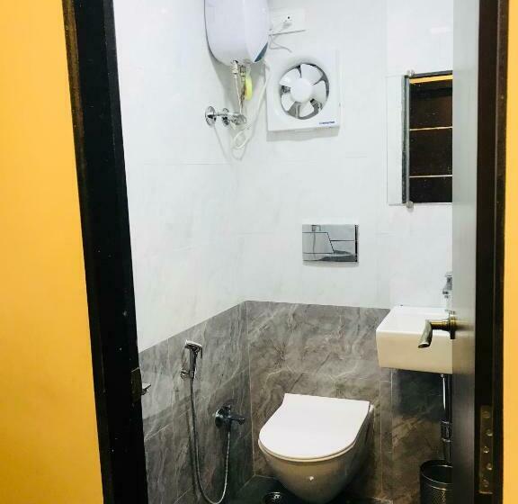 Quarto Estandar Banheiro Compartilhado, Shabana   Colaba Causeway