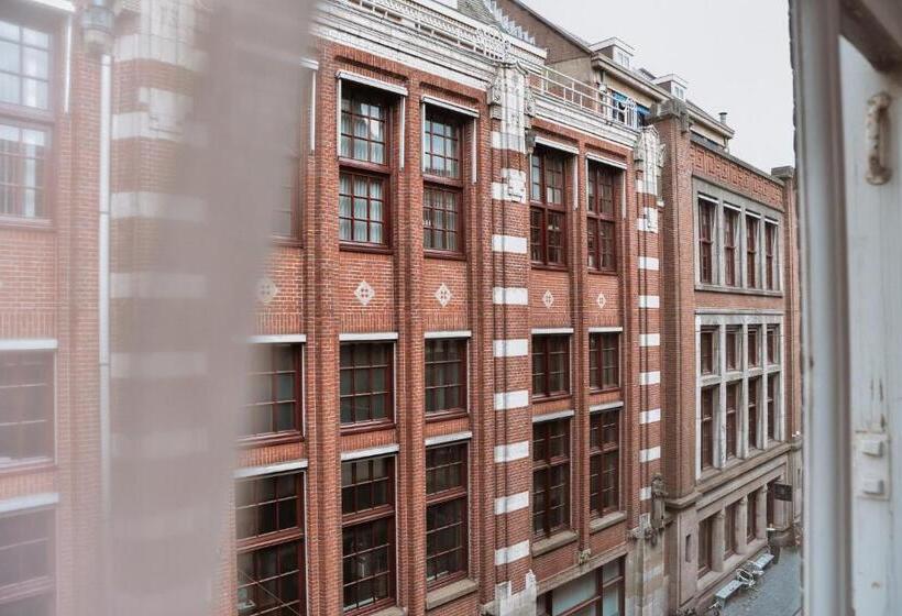 Capsule, Durty Nelly's Inn