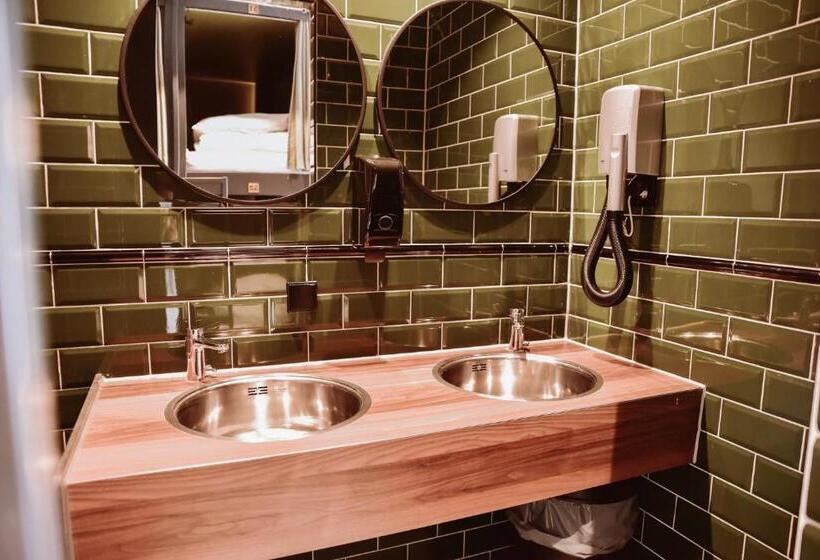 Capsule, Durty Nelly's Inn