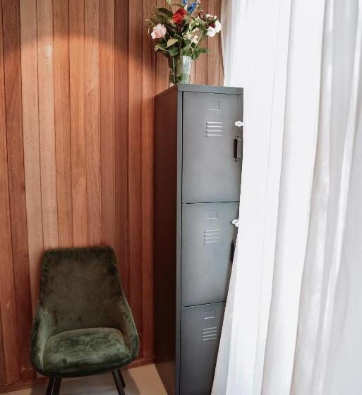 Capsule, Durty Nelly's Inn