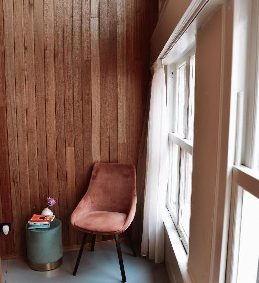 Capsule, Durty Nelly's Inn