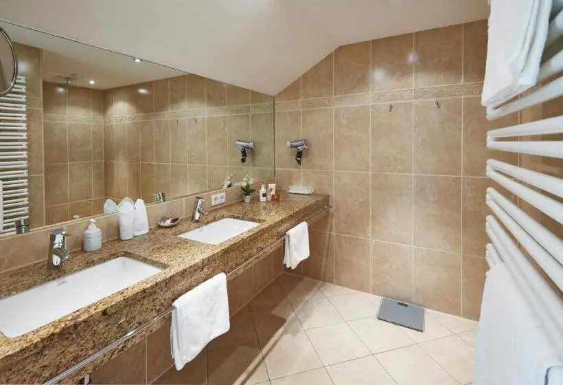 اتاق لوکس با بالکن, Erfurths Bergfried Ferien & Wellness