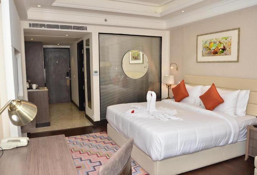 غرفة قياسية سرير كينج, Ramada By Wyndham Kasauli