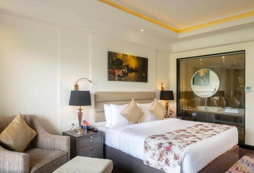 غرفة قياسية سرير كينج, Ramada By Wyndham Kasauli