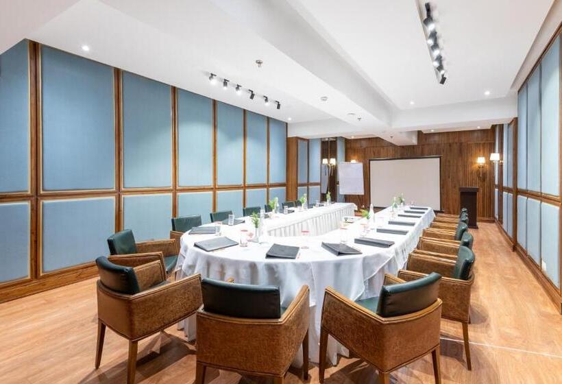 غرفة قياسية سرير كينج, Ramada By Wyndham Kasauli