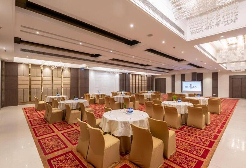 Номер Стандарт Кровать Кинг Адаптированный для Инвалидов, Ramada By Wyndham Kasauli