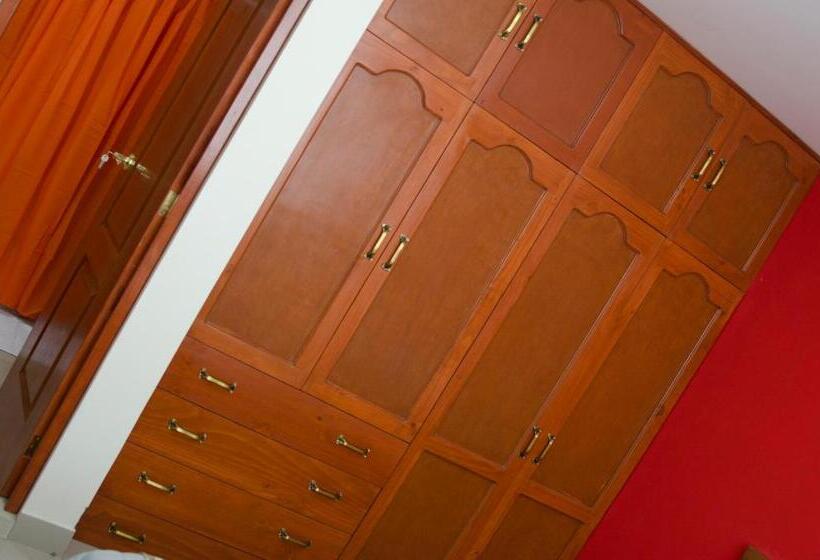 اتاق خانوادگی, Jazmines Lodging