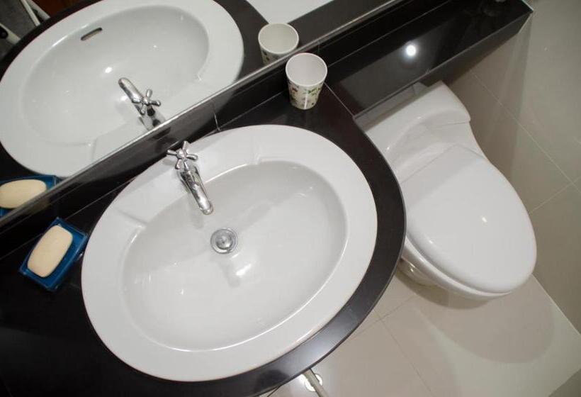 اتاق خانوادگی, Jazmines Lodging