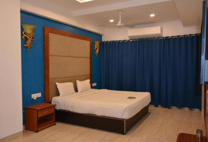 スイート, The Grand Neelam