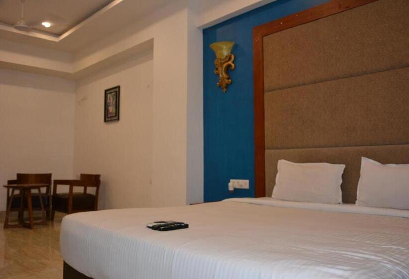 スイート, The Grand Neelam