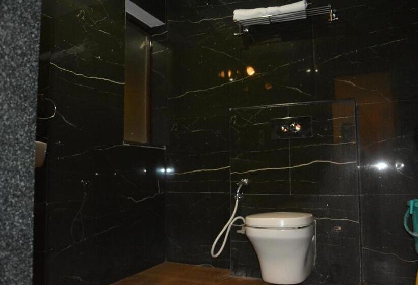 スイート, The Grand Neelam