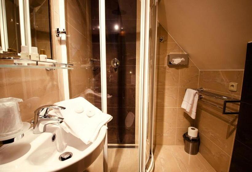 غرفة ديلوكس, Fortna