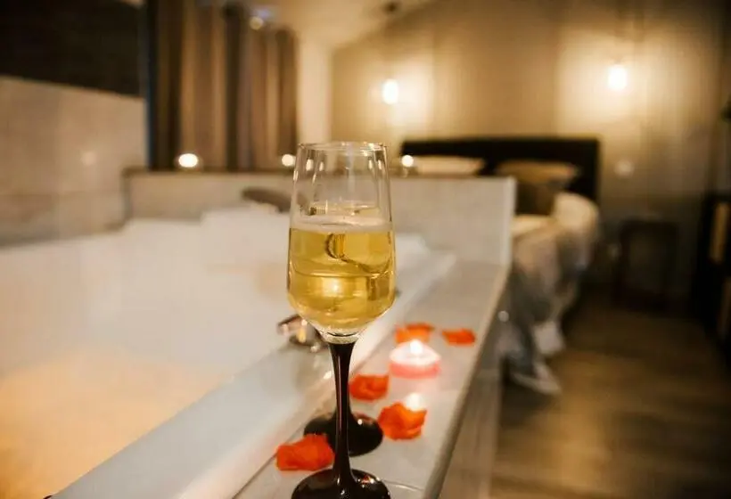 ハイドロマッサージバス付きスイート, La Suite Romantique Avec Jacuzzi Au Cœur De Perpignan