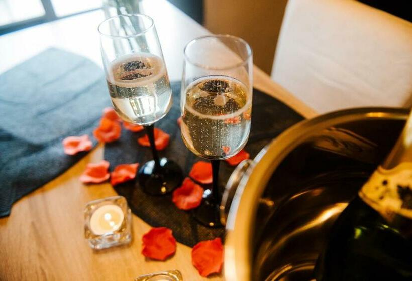 Люкс с гидромассажем, La Suite Romantique Avec Jacuzzi Au Cœur De Perpignan