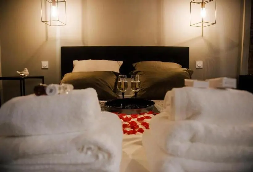ハイドロマッサージバス付きスイート, La Suite Romantique Avec Jacuzzi Au Cœur De Perpignan