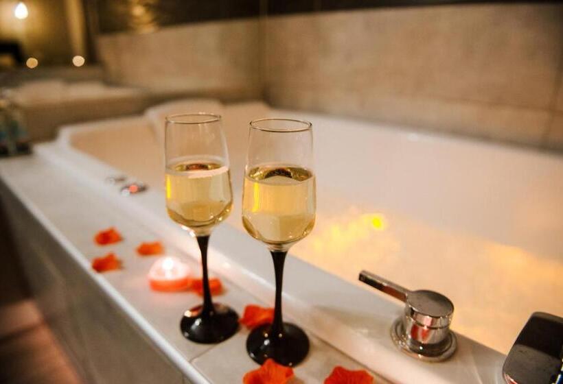 Люкс с гидромассажем, La Suite Romantique Avec Jacuzzi Au Cœur De Perpignan