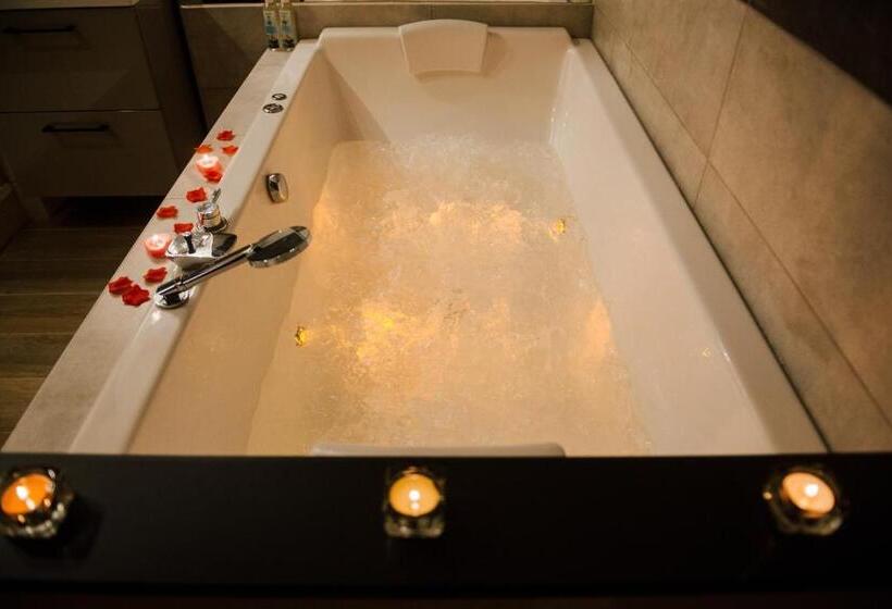 Люкс с гидромассажем, La Suite Romantique Avec Jacuzzi Au Cœur De Perpignan