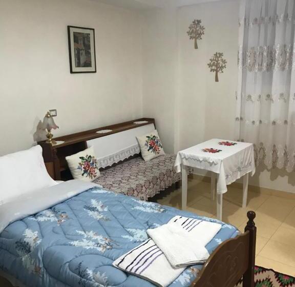 اتاق استاندارد یک نفره, Tourists Guest House