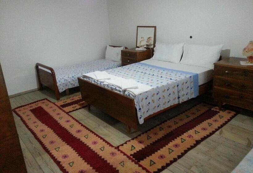 اتاق استاندارد سه نفره, Tourists Guest House