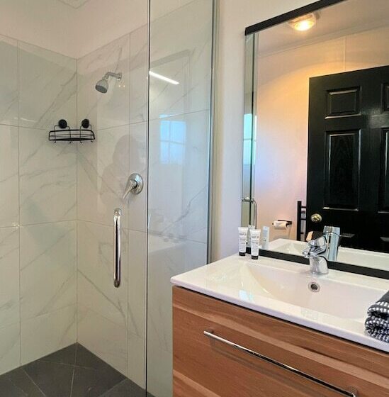 إستوديو قياسى, Colonial Motel