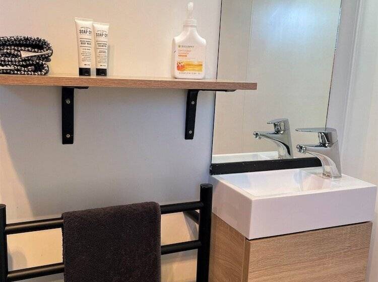 إستوديو قياسى, Colonial Motel