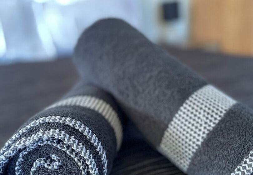 شقة غرفتين, Colonial Motel