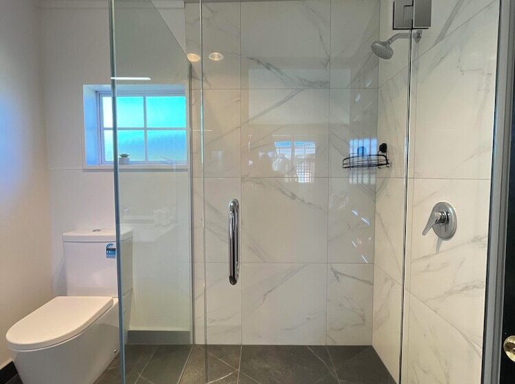 شقة غرفتين, Colonial Motel