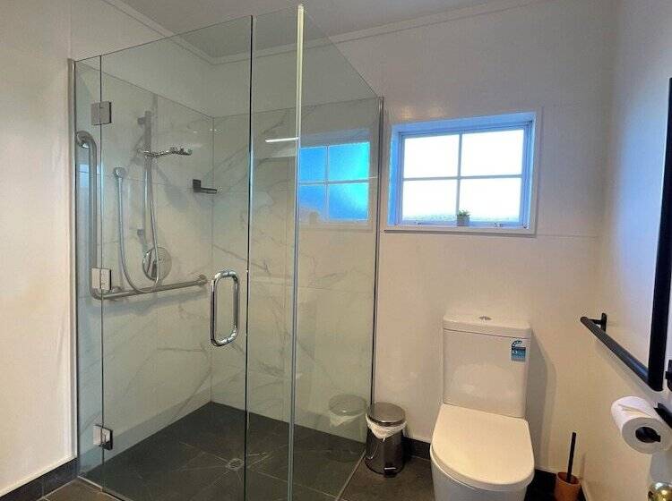 شقة غرفتين, Colonial Motel