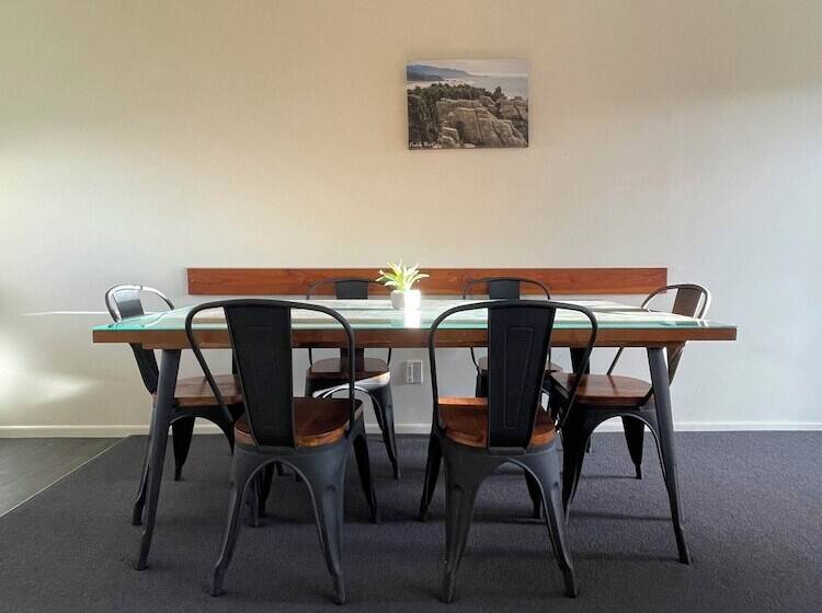 شقة غرفتين, Colonial Motel