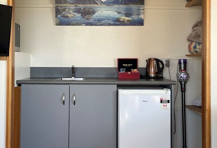 غرفة قياسية, Colonial Motel