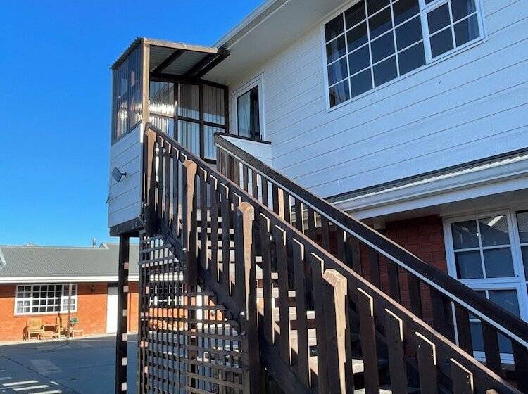 غرفة قياسية, Colonial Motel