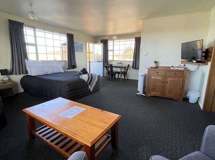 غرفة قياسية, Colonial Motel