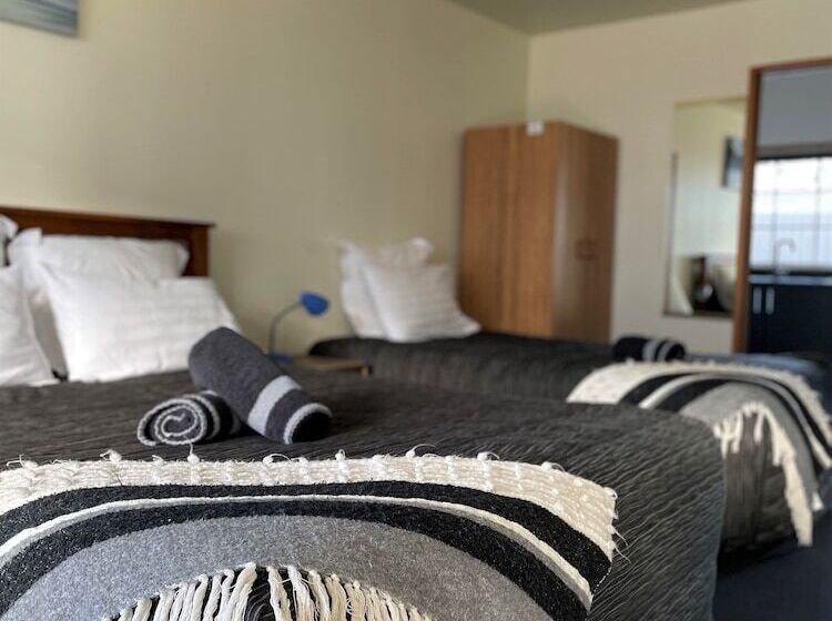 إستوديو قياسى, Colonial Motel