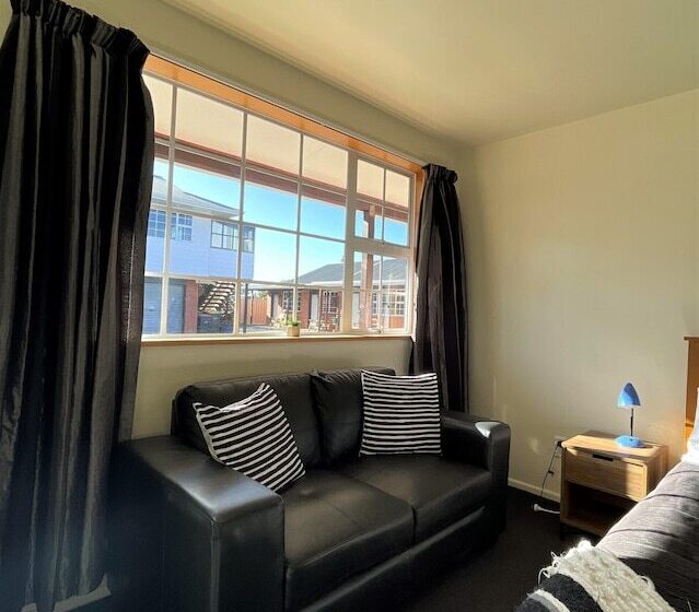 شقة غرفة واحدة, Colonial Motel