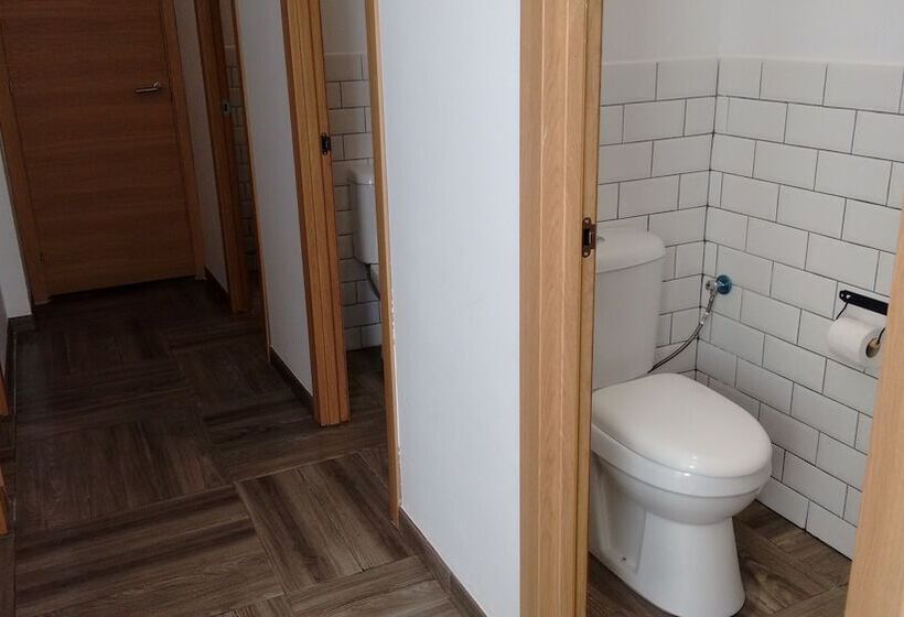 اتاق استاندارد با سرویس بهداشتی مشترک, The Market Hostel