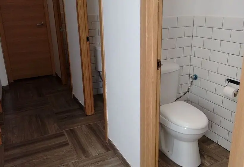 اتاق استاندارد با سرویس بهداشتی مشترک, The Market Hostel