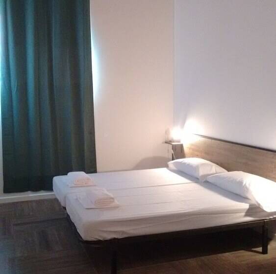 اتاق استاندارد با سرویس بهداشتی مشترک, The Market Hostel