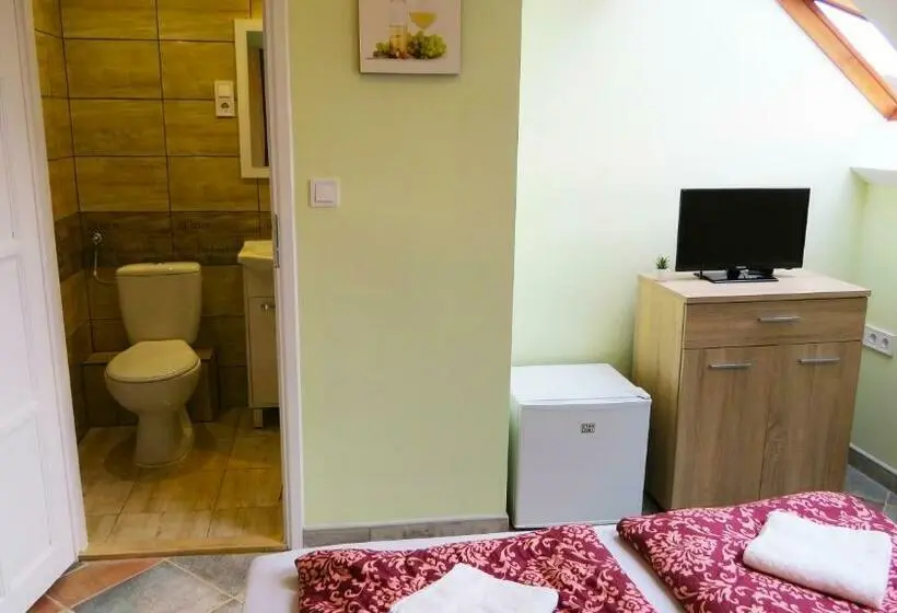 Deluxe-studio, Hőforrás Wellness Vendégház