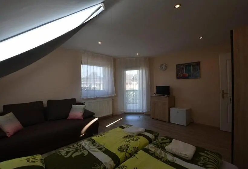 Huoneisto 1 Makuuhuone Parveke, Hőforrás Wellness Vendégház